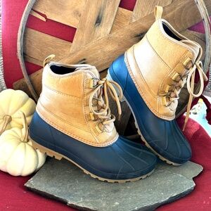 SOLD….Woman’s size 8 Universal Thread Snow Boots